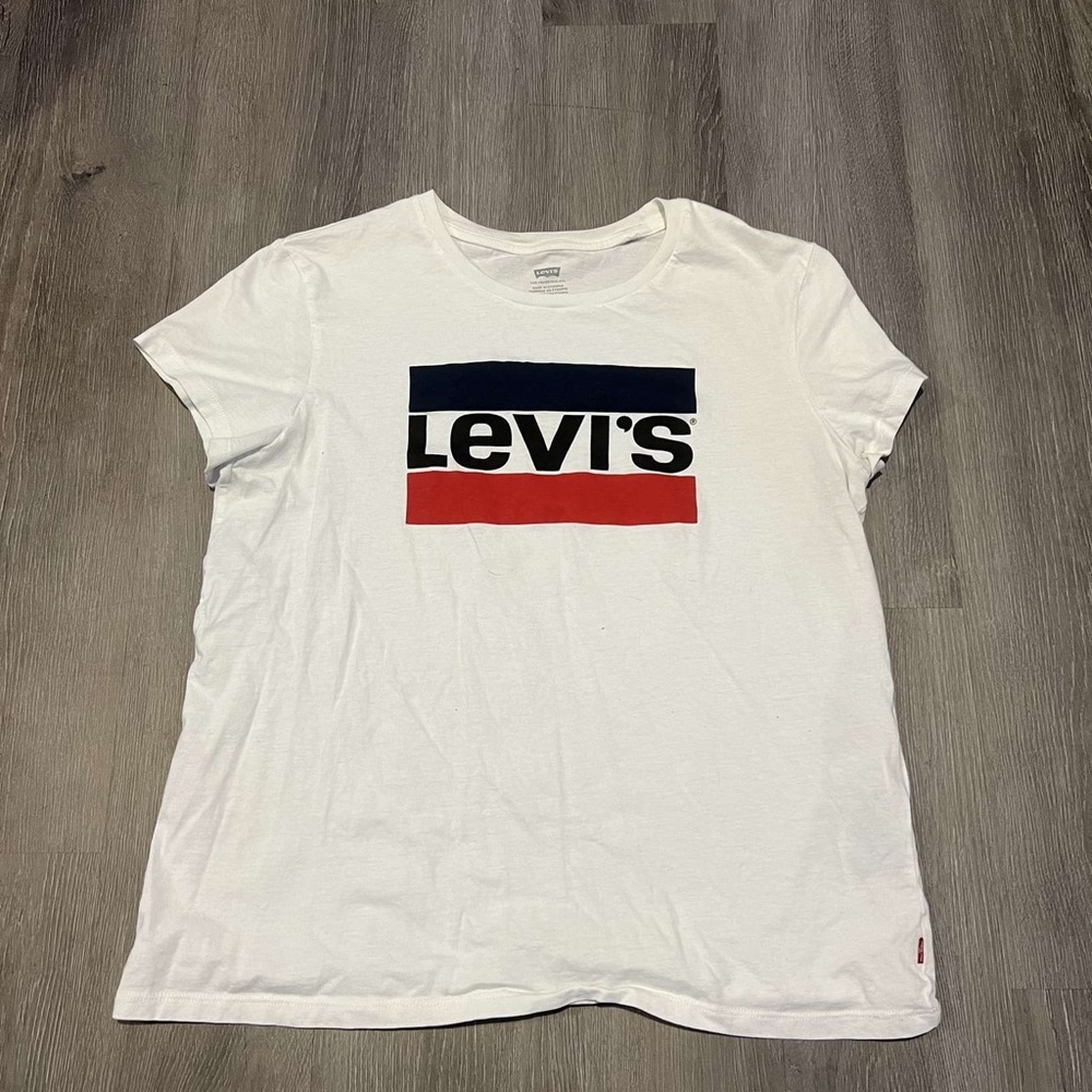 Levi’s tee